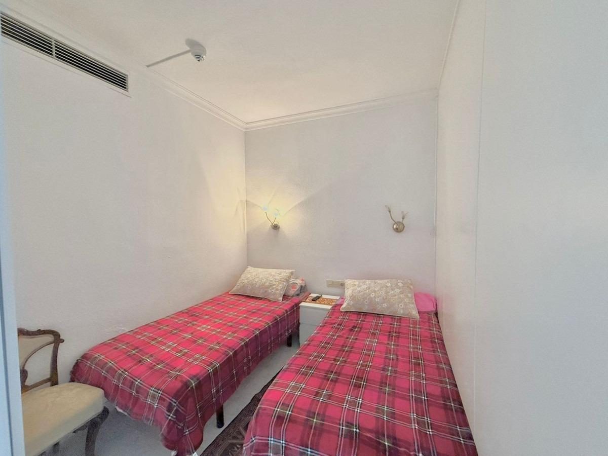 Estudio en venta en el Puerto de Fuengirola con terraza acristalada, vistas panorámicas y piscina — Foto 6