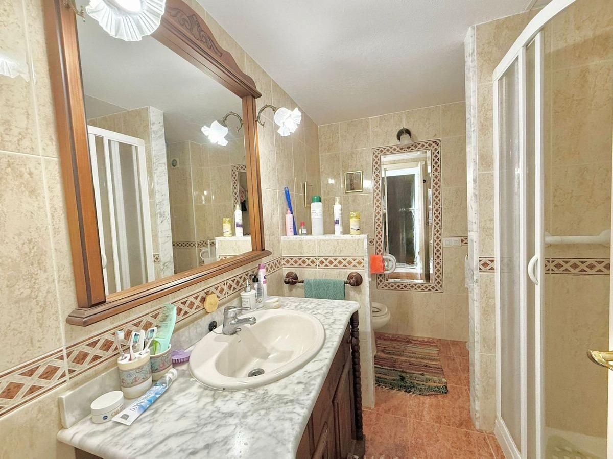 Estudio en venta en el Puerto de Fuengirola con terraza acristalada, vistas panorámicas y piscina — Foto 7