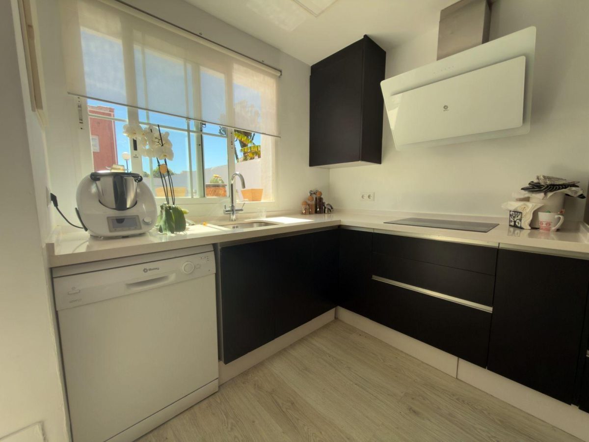 ADOSADO DE DISEÑO CON VISTAS PANORÁMICAS EN BENALMÁDENA — Foto 5