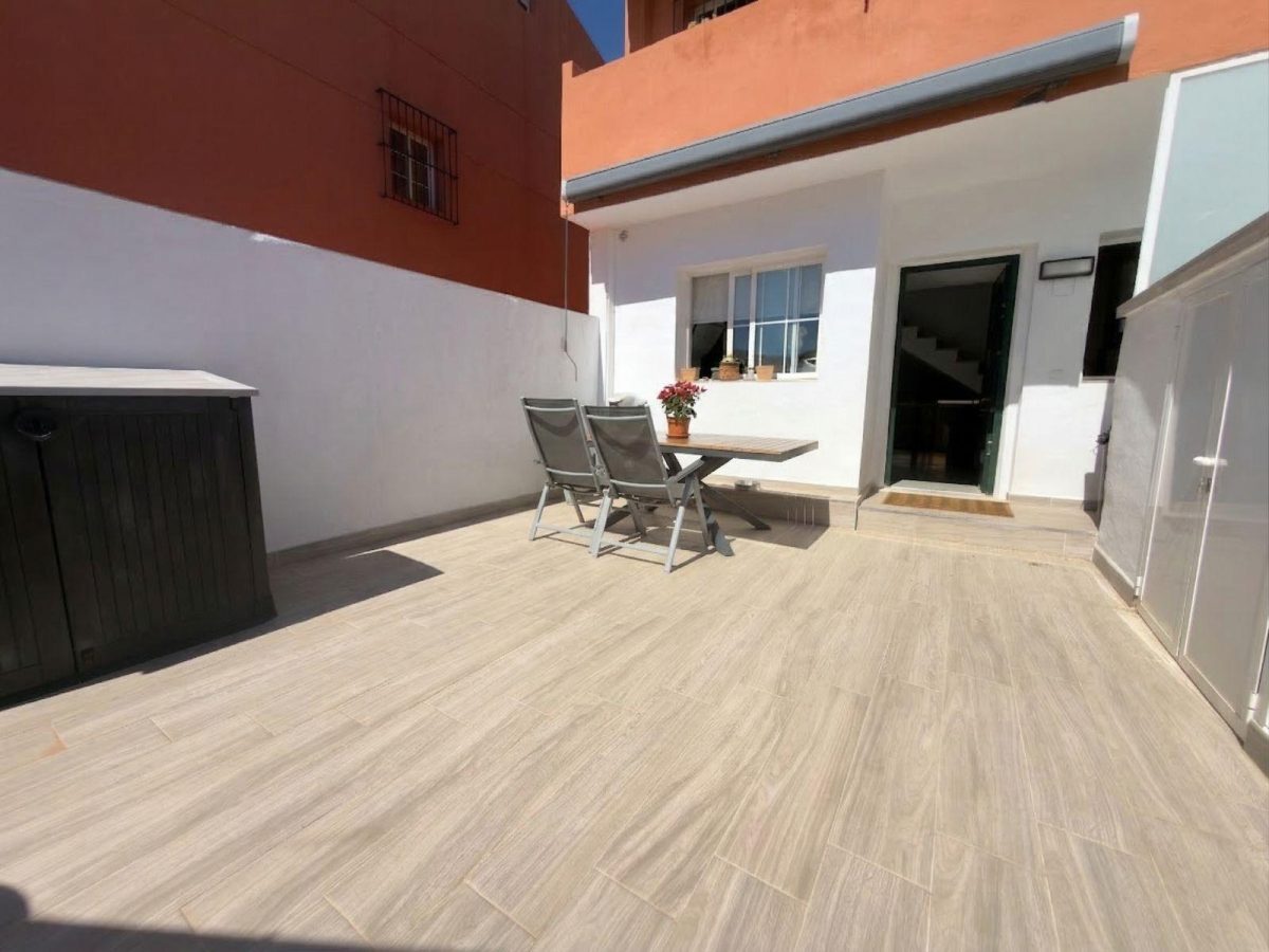 ADOSADO DE DISEÑO CON VISTAS PANORÁMICAS EN BENALMÁDENA — Foto 2