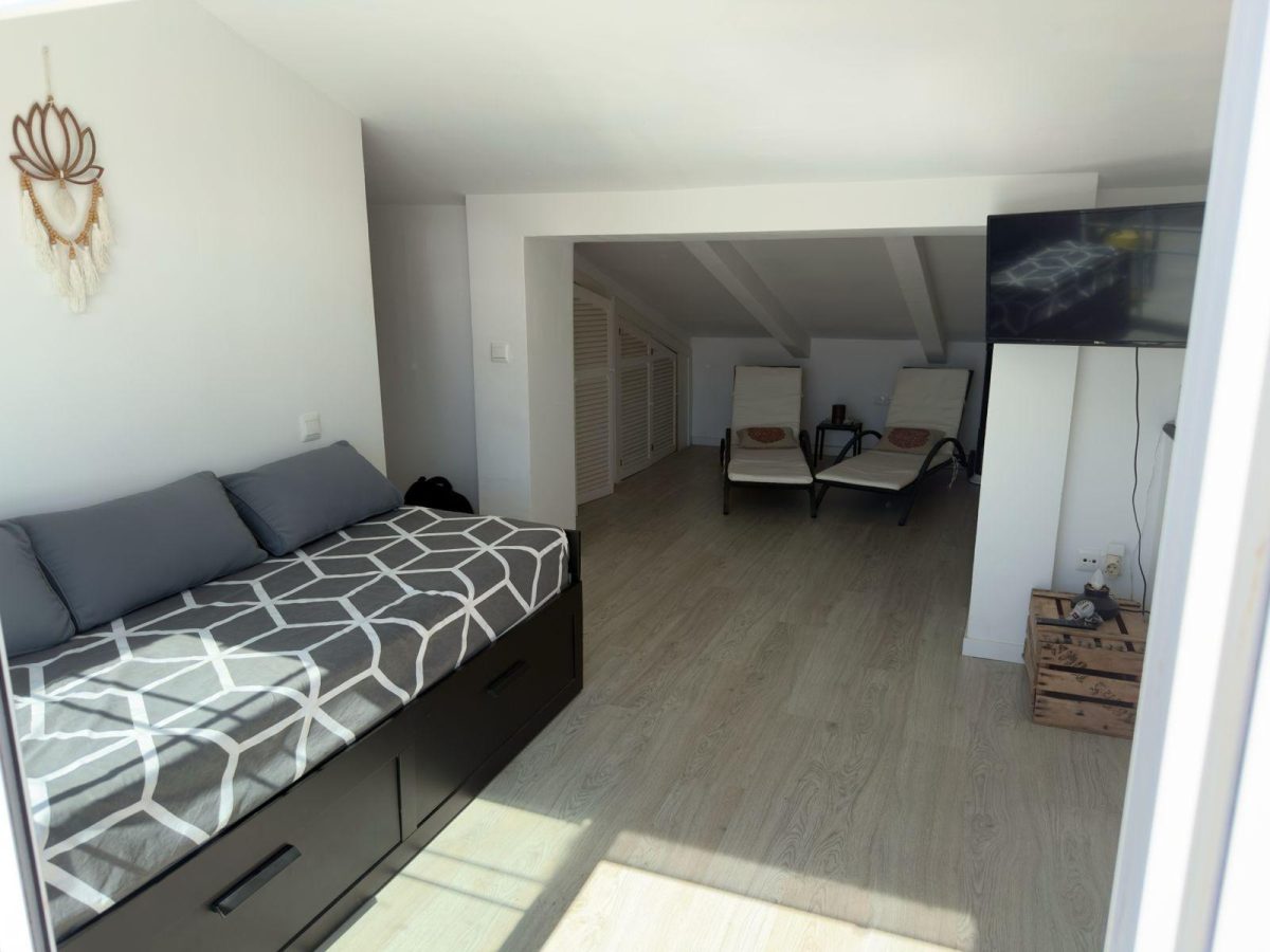 ADOSADO DE DISEÑO CON VISTAS PANORÁMICAS EN BENALMÁDENA — Foto 24