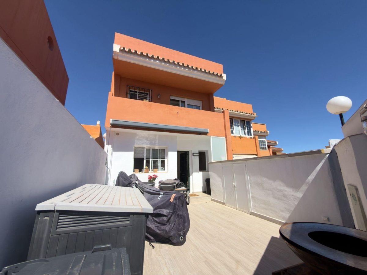 ADOSADO DE DISEÑO CON VISTAS PANORÁMICAS EN BENALMÁDENA — Foto 1