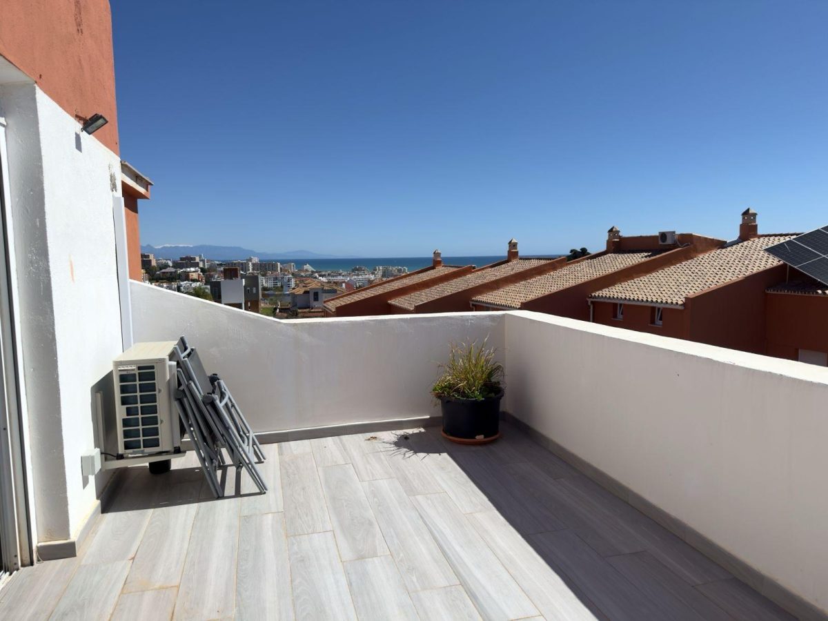 ADOSADO DE DISEÑO CON VISTAS PANORÁMICAS EN BENALMÁDENA — Foto 23