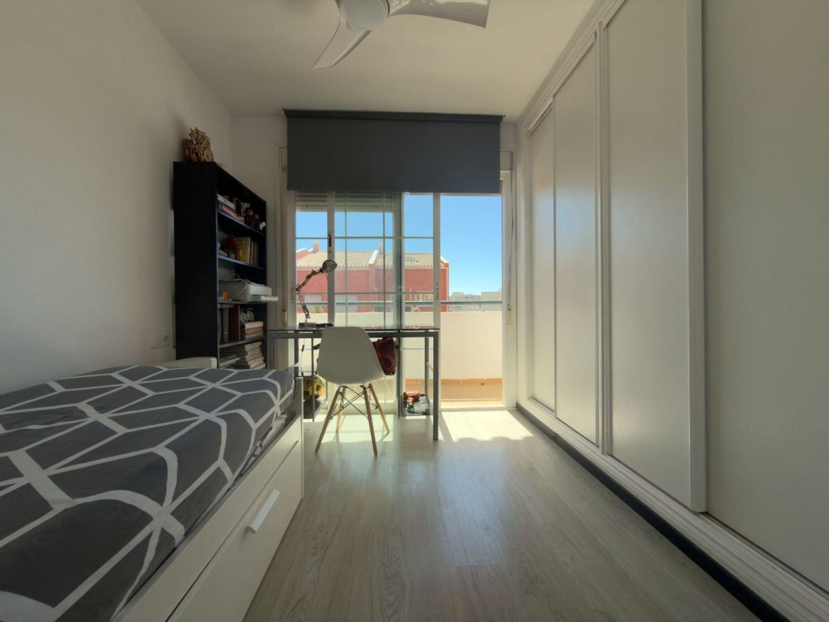 ADOSADO DE DISEÑO CON VISTAS PANORÁMICAS EN BENALMÁDENA — Foto 15