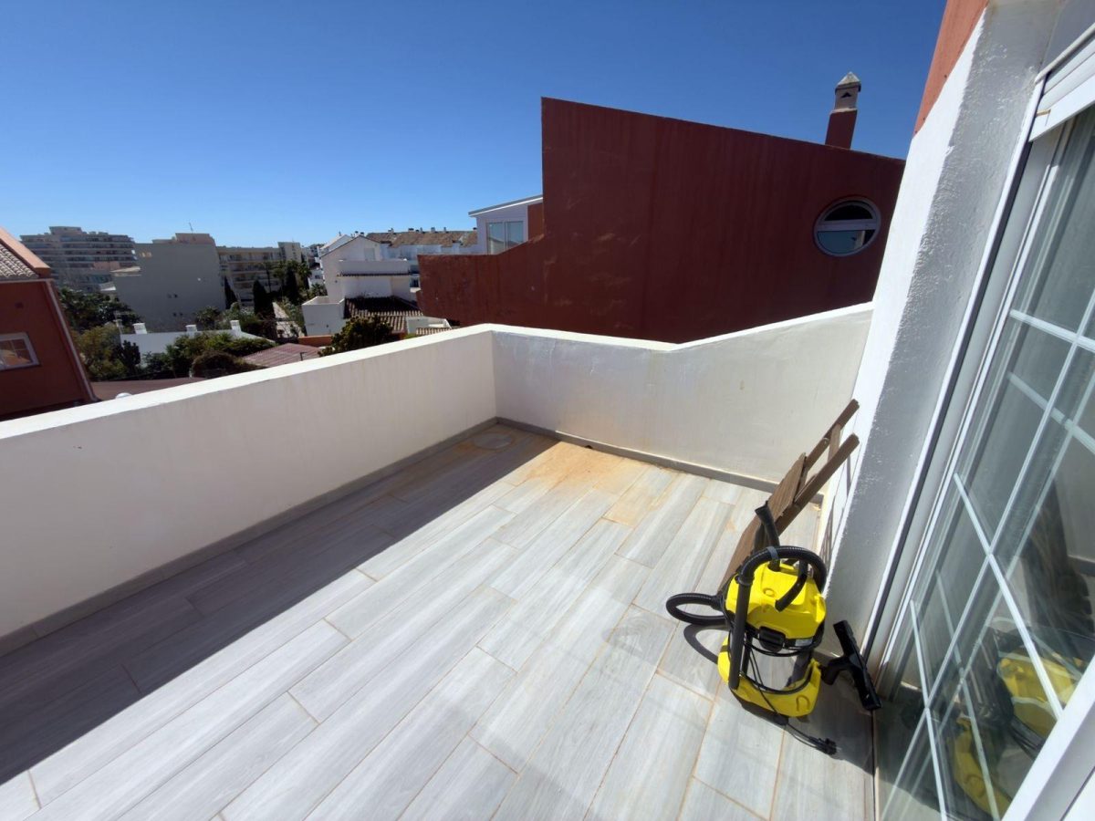 ADOSADO DE DISEÑO CON VISTAS PANORÁMICAS EN BENALMÁDENA — Foto 29