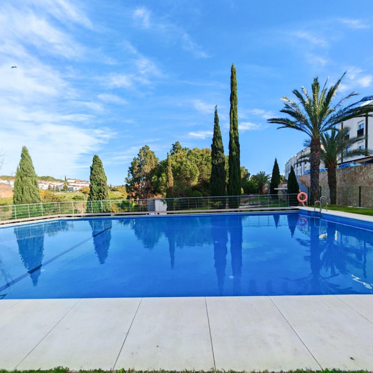Preciosa Casa Adosada en Hipódromo, Costa del Sol – Luz, Jardines y Confort — Foto 4