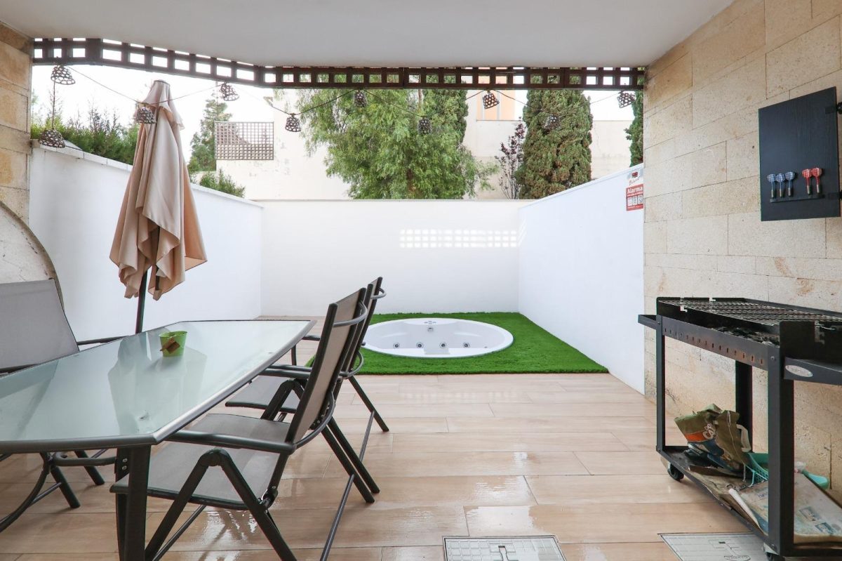 Preciosa Casa Adosada en Hipódromo, Costa del Sol – Luz, Jardines y Confort — Foto 27
