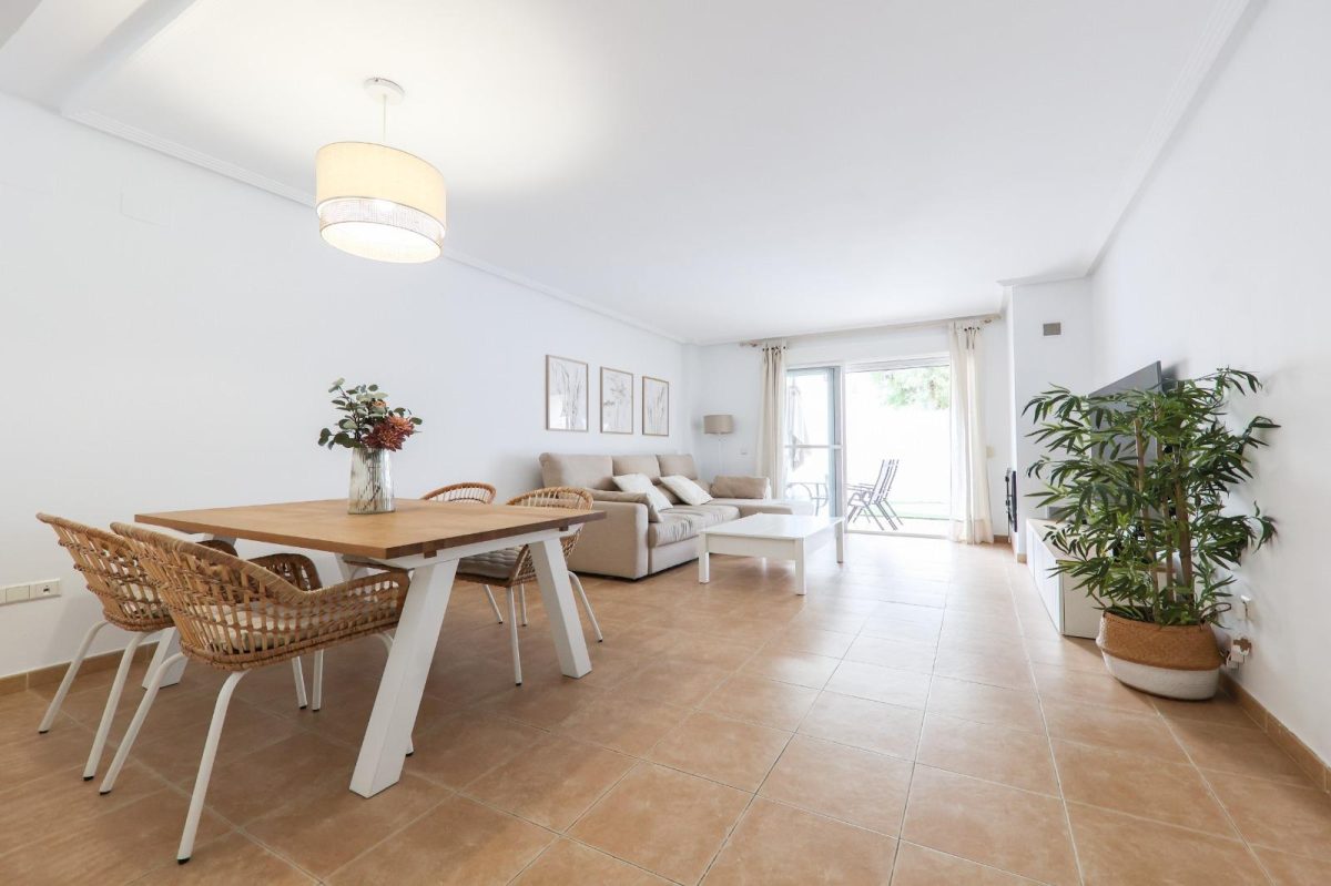 Preciosa Casa Adosada en Hipódromo, Costa del Sol – Luz, Jardines y Confort — Foto 10