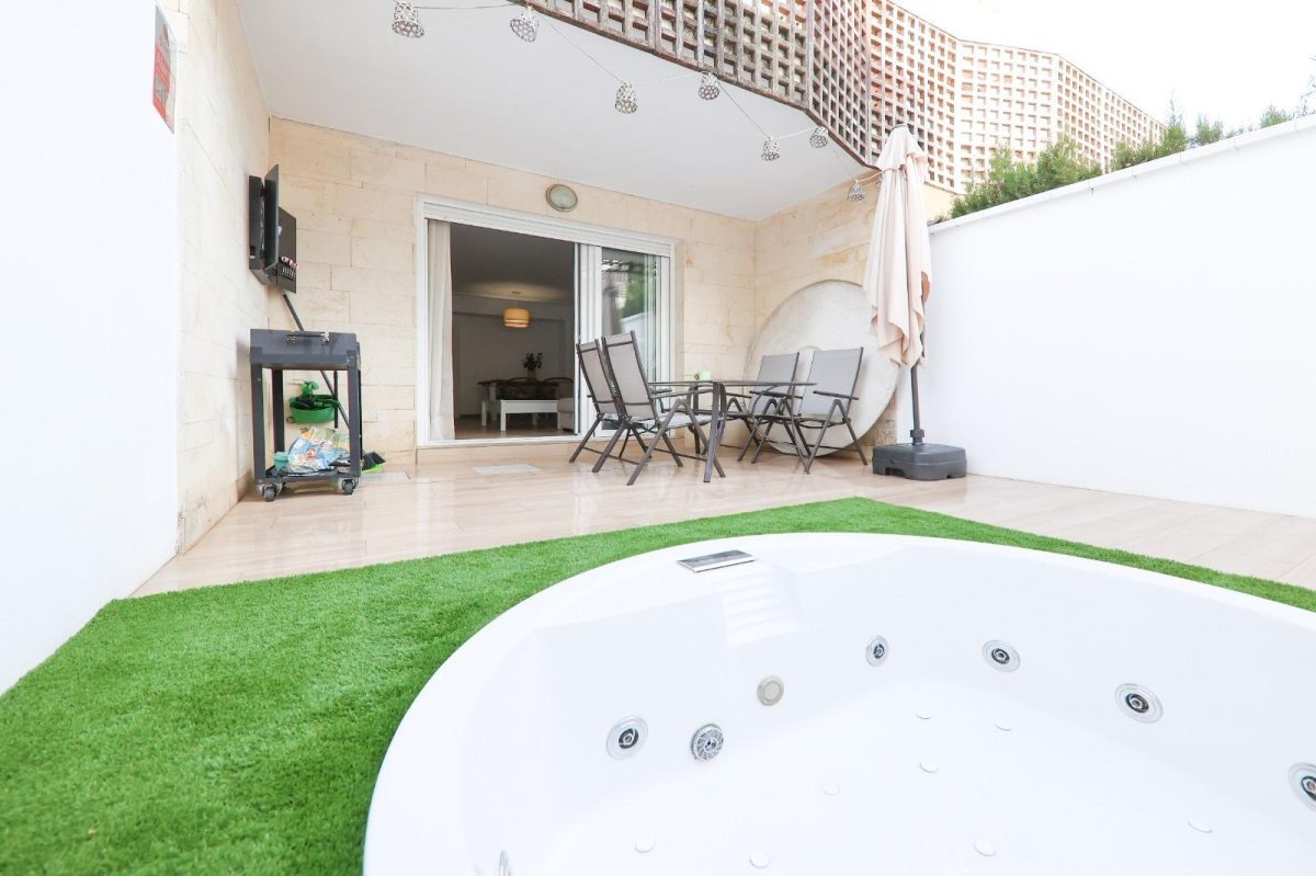 Preciosa Casa Adosada en Hipódromo, Costa del Sol – Luz, Jardines y Confort — Foto 2