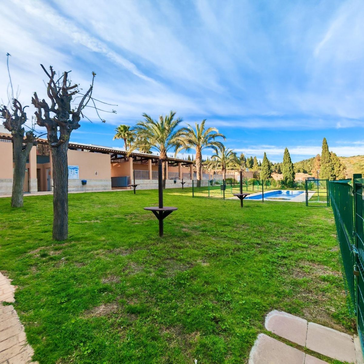Preciosa Casa Adosada en Hipódromo, Costa del Sol – Luz, Jardines y Confort — Foto 3