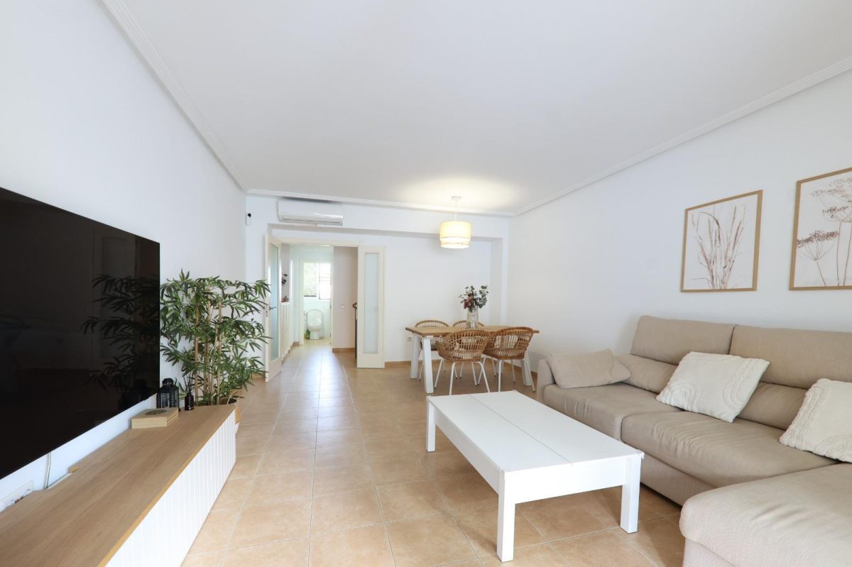 Preciosa Casa Adosada en Hipódromo, Costa del Sol – Luz, Jardines y Confort — Foto 13