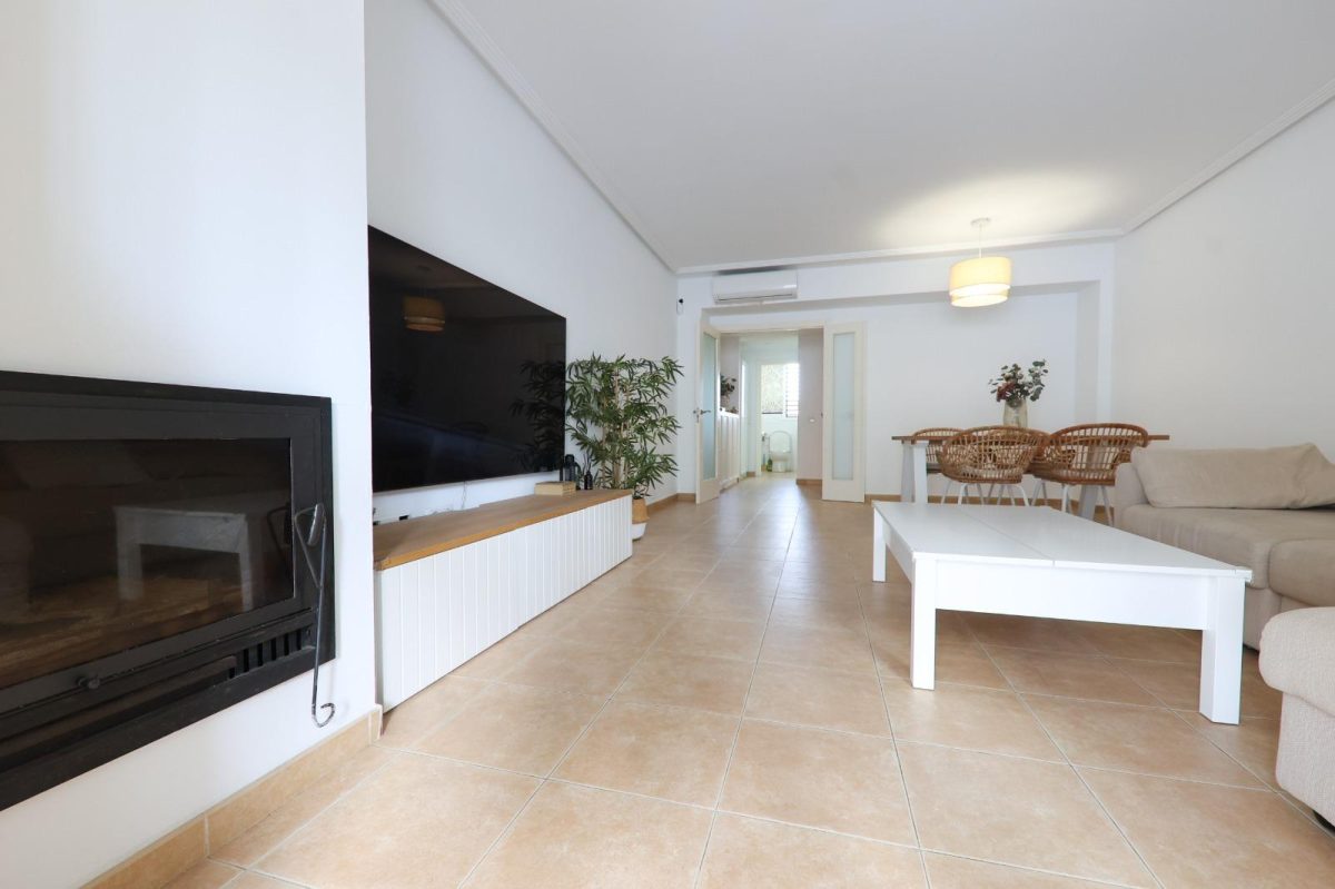 Preciosa Casa Adosada en Hipódromo, Costa del Sol – Luz, Jardines y Confort — Foto 14