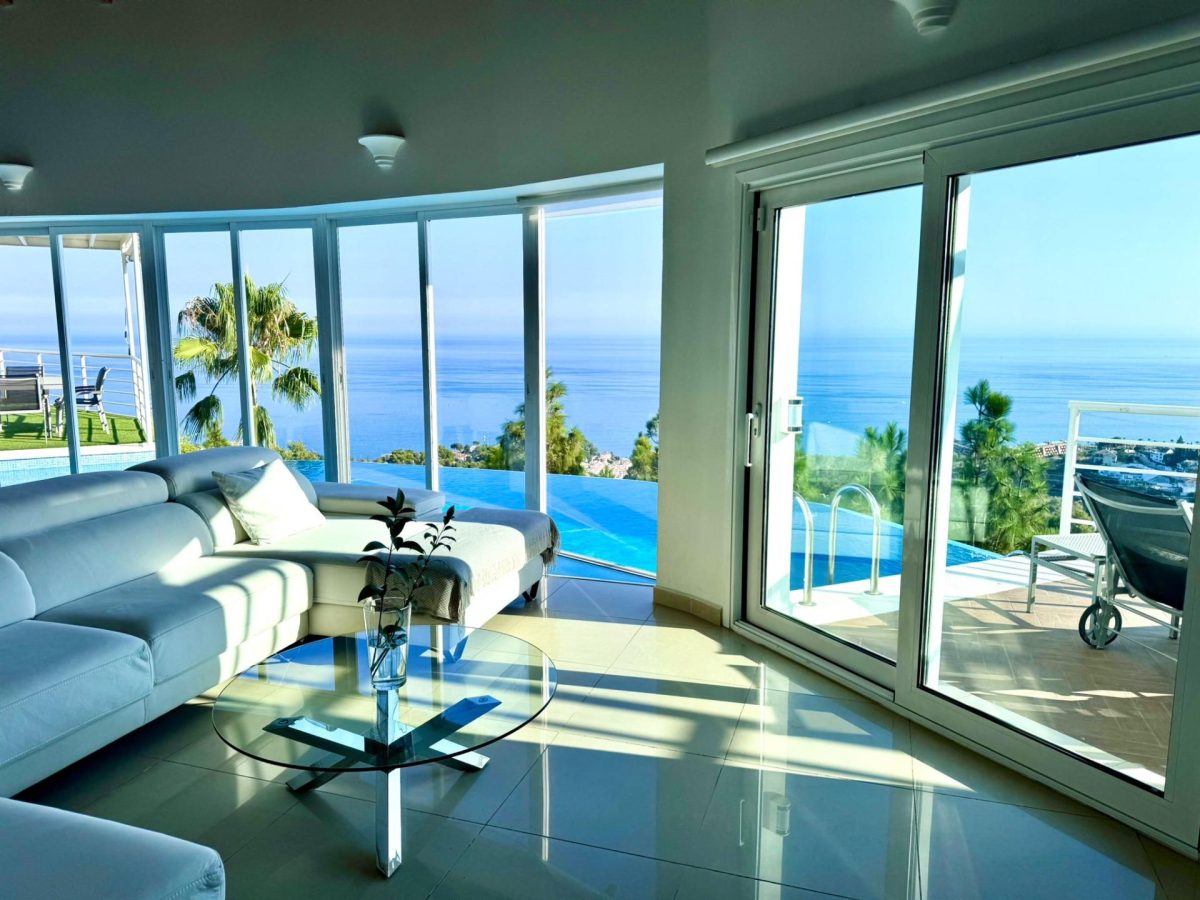 Villa de lujo en la Costa del Sol con piscina infinity interior y vistas al mar en Benalmádena — Foto 18