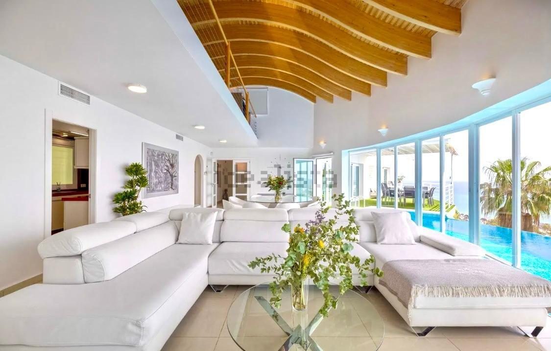 Villa de lujo en la Costa del Sol con piscina infinity interior y vistas al mar en Benalmádena — Foto 2