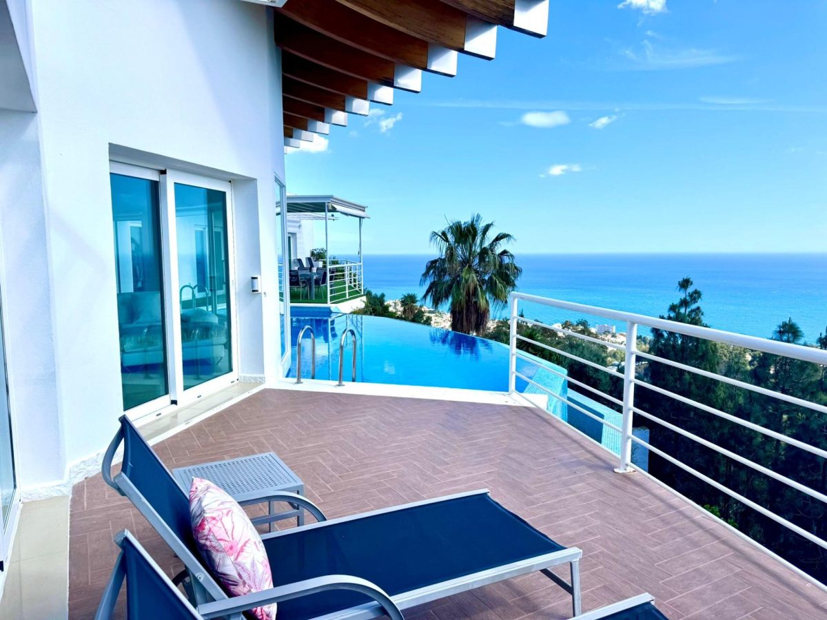 Villa de lujo en la Costa del Sol con piscina infinity interior y vistas al mar en Benalmádena — Foto 9