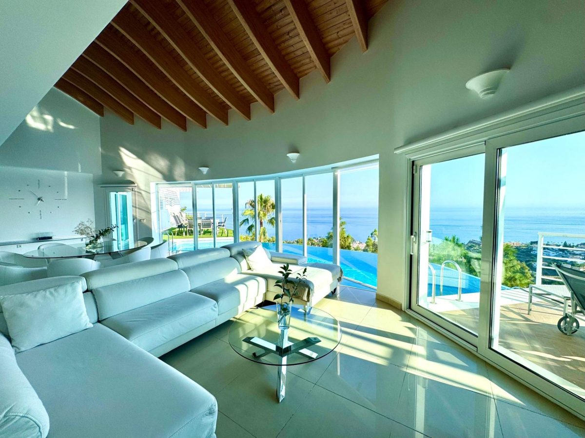 Villa de lujo en la Costa del Sol con piscina infinity interior y vistas al mar en Benalmádena — Foto 16