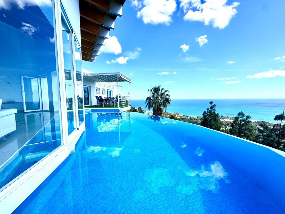 Villa de lujo en la Costa del Sol con piscina infinity interior y vistas al mar en Benalmádena — Foto 5