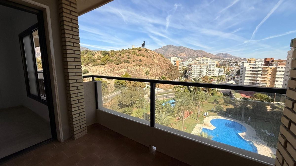 ¡Vive el Sueño Junto al Mar en Fuengirola! Apartamento de Ensueño en el Paseo Marítimo — Foto 1