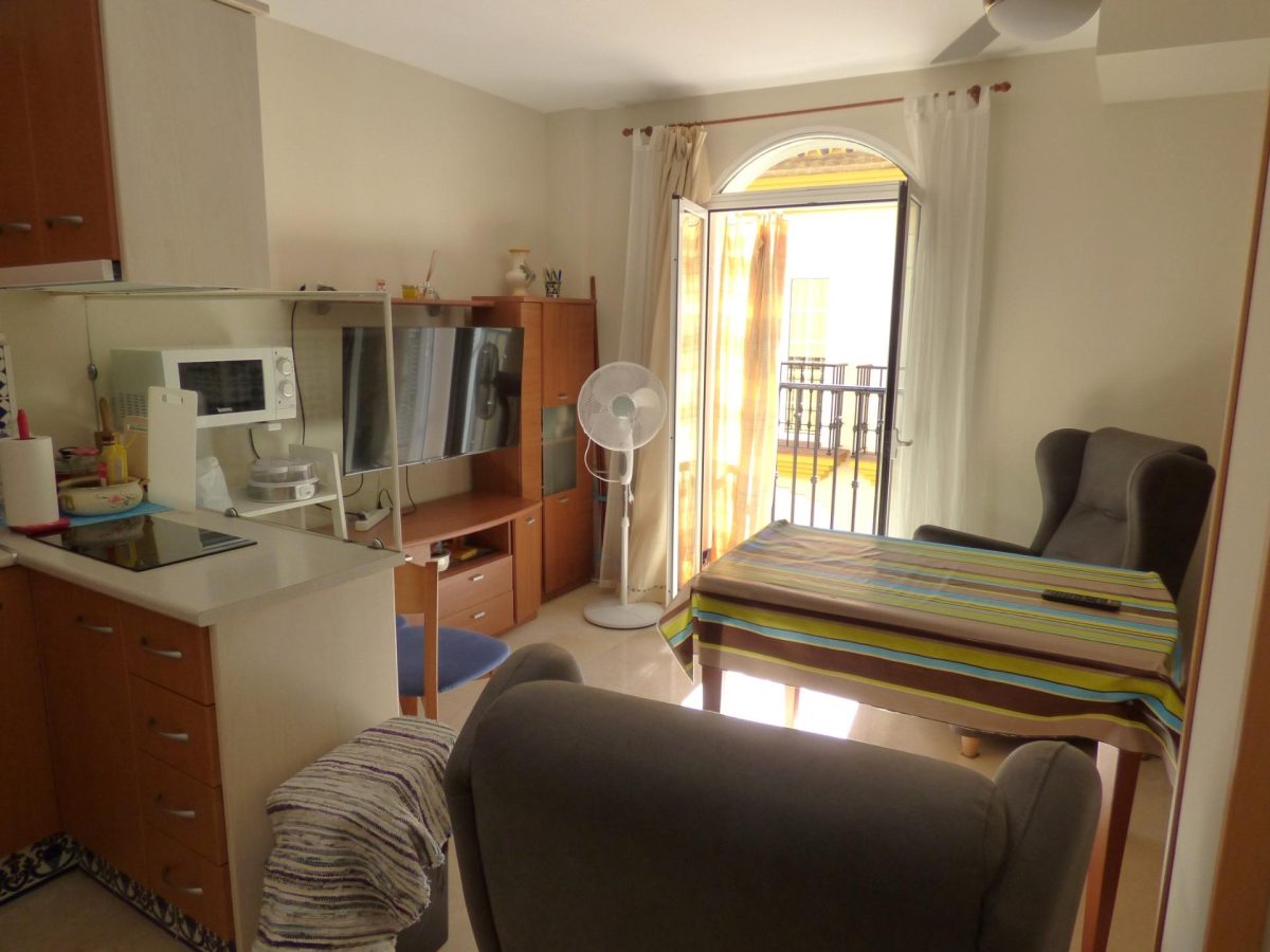 PISO EN EDIFICIO CON ENCANTO, CENTRO DE FUENGIROLA. A UN PASO DE TODOS LOS SERVICIOS. — Foto 2