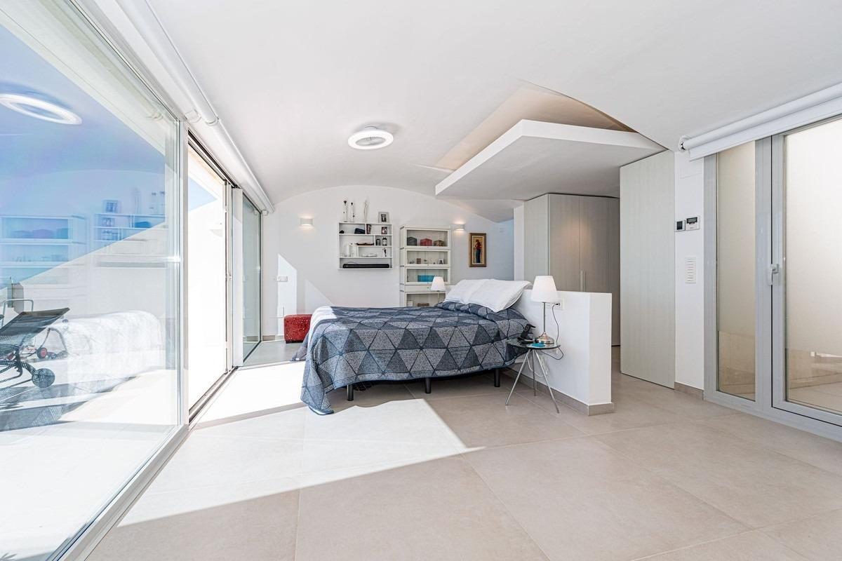 Ático dúplex de obra reciente con vistas al mar y a la Stupa en Benalmádena — Foto 19