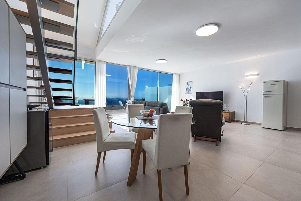 Ático dúplex de obra reciente con vistas al mar y a la Stupa en Benalmádena — Foto 14