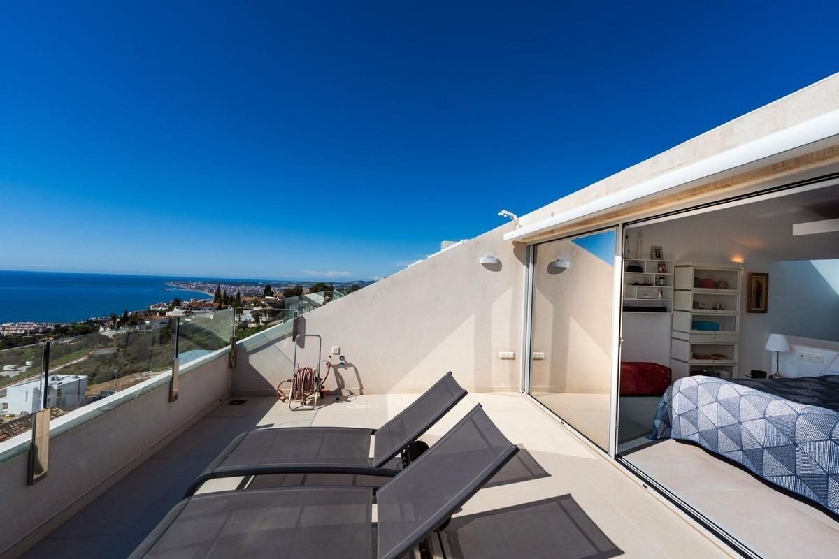 Ático dúplex de obra reciente con vistas al mar y a la Stupa en Benalmádena — Foto 21