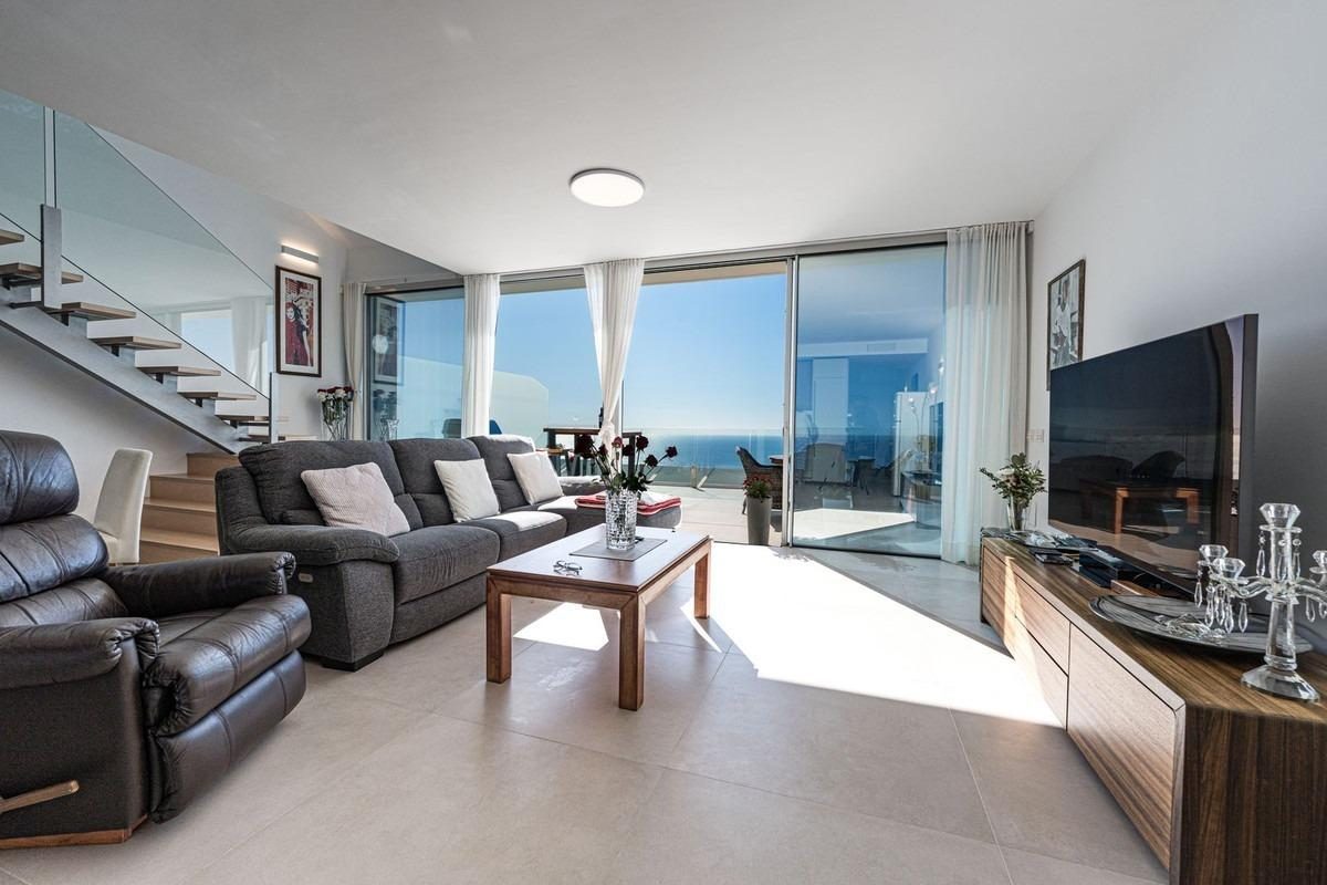 Ático dúplex de obra reciente con vistas al mar y a la Stupa en Benalmádena — Foto 8