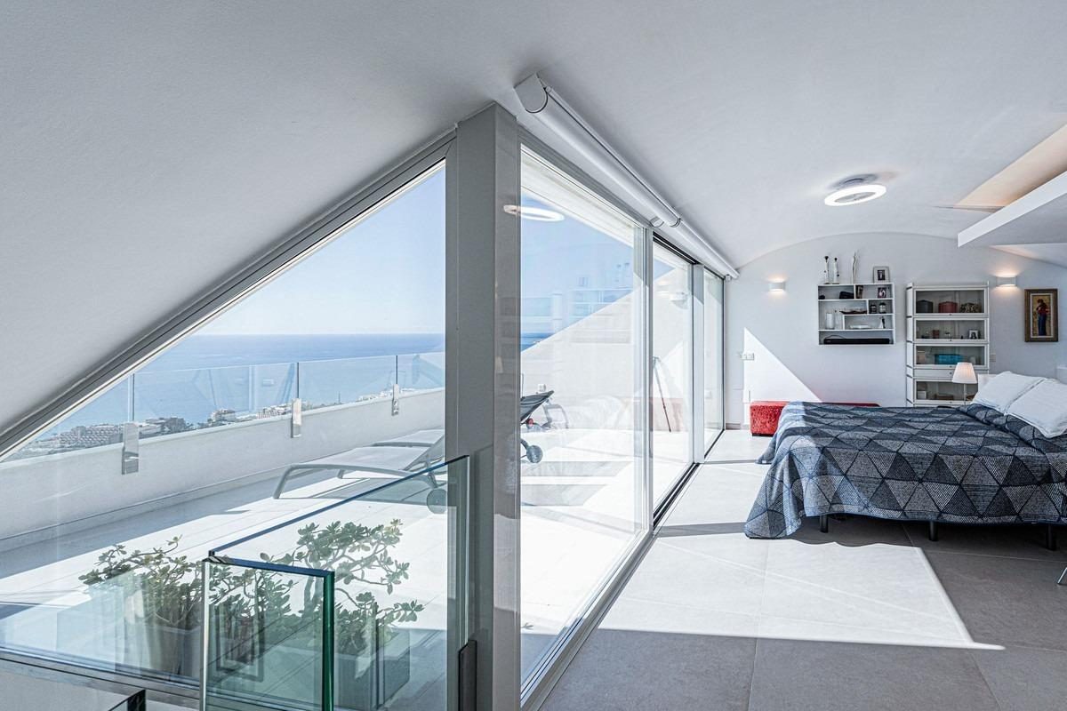 Ático dúplex de obra reciente con vistas al mar y a la Stupa en Benalmádena — Foto 20