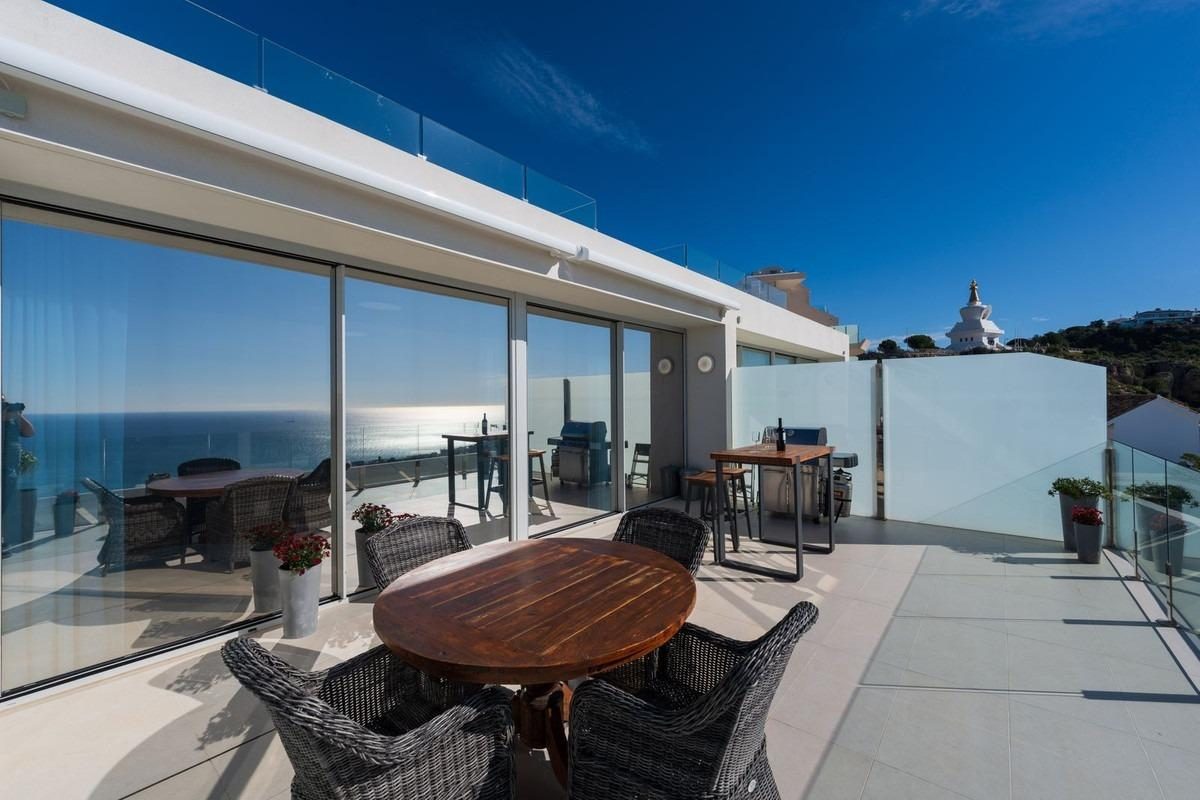 Ático dúplex de obra reciente con vistas al mar y a la Stupa en Benalmádena — Foto 7