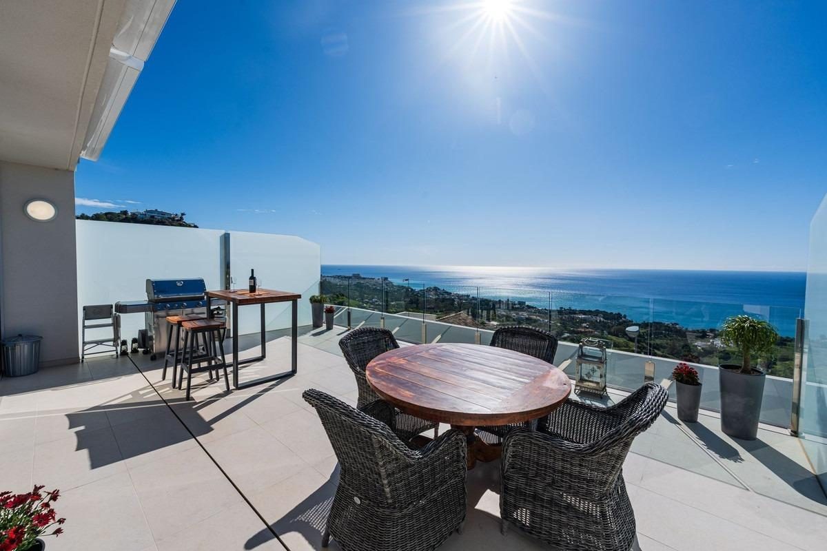 Ático dúplex de obra reciente con vistas al mar y a la Stupa en Benalmádena — Foto 9