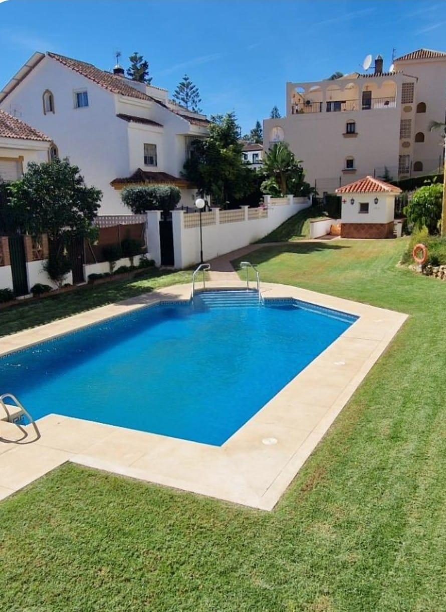 Chalet Pareado en Esquina en La Sierrezuela – Tranquilidad, Espacio y Conectividad — Foto 2