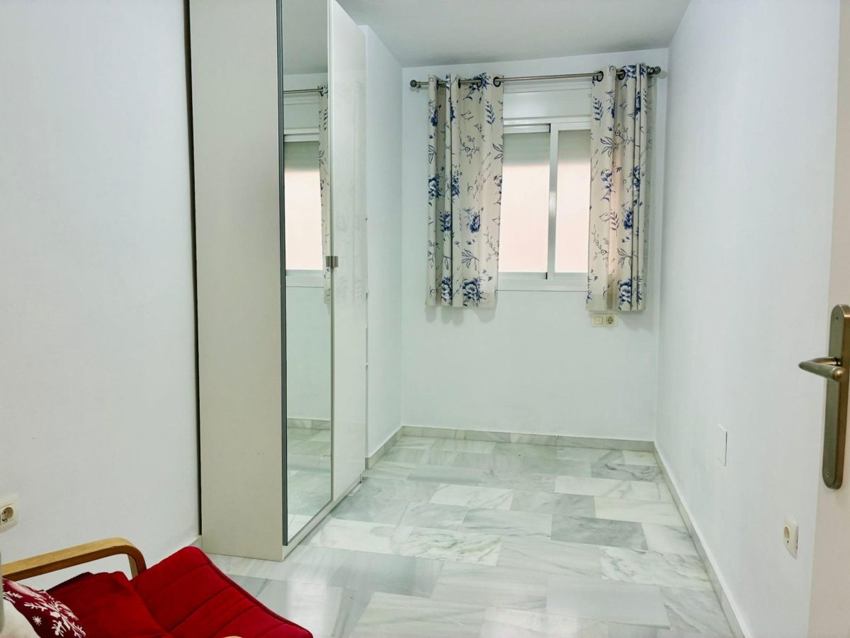 Elegante piso de 3 dormitorios con terraza y piscina en Las Lagunas de Mijas — Foto 13