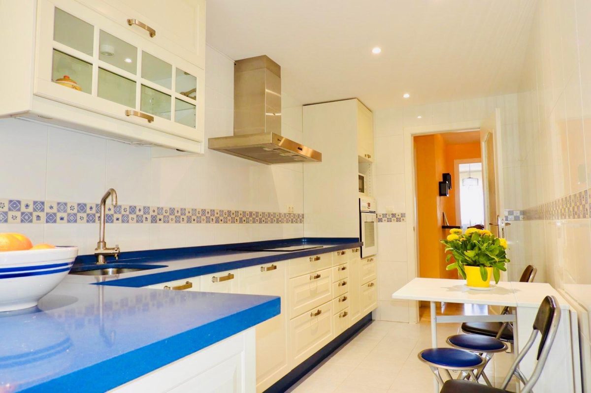 Elegante piso de 3 dormitorios con terraza y piscina en Las Lagunas de Mijas — Foto 7