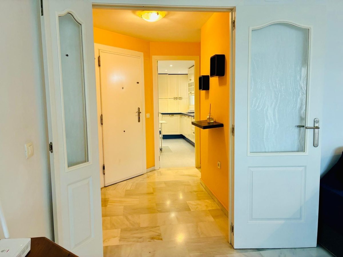 Elegante piso de 3 dormitorios con terraza y piscina en Las Lagunas de Mijas — Foto 5