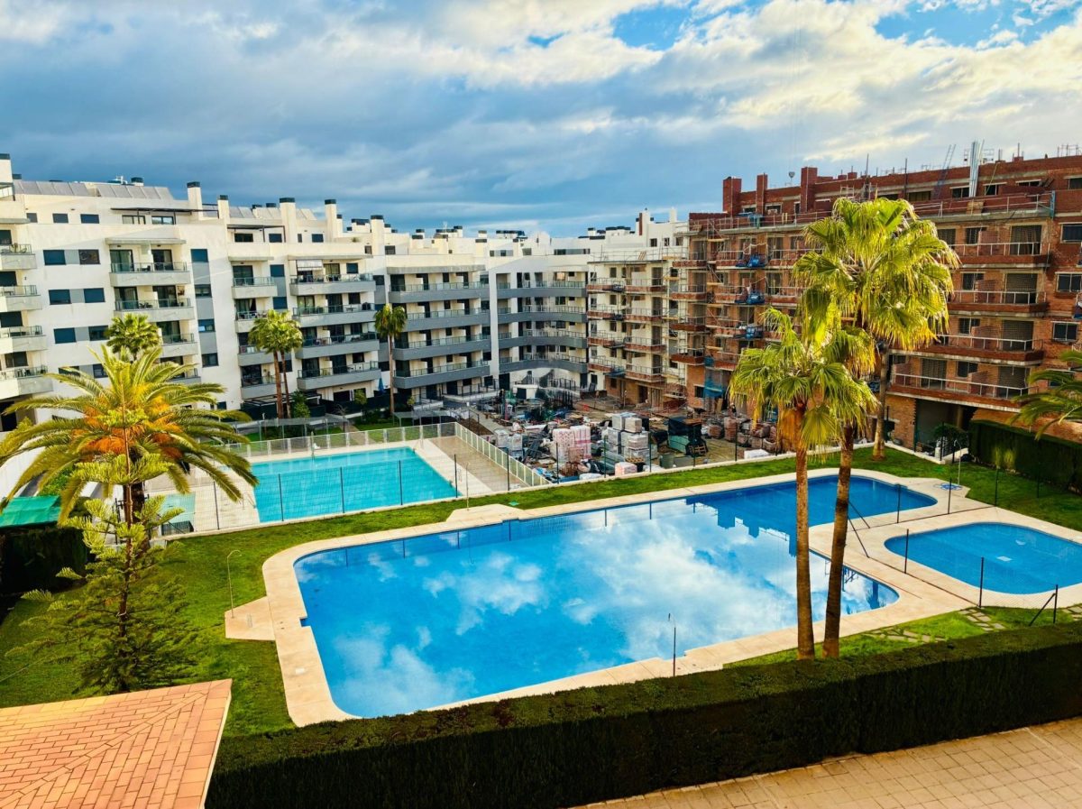 Elegante piso de 3 dormitorios con terraza y piscina en Las Lagunas de Mijas — Foto 1