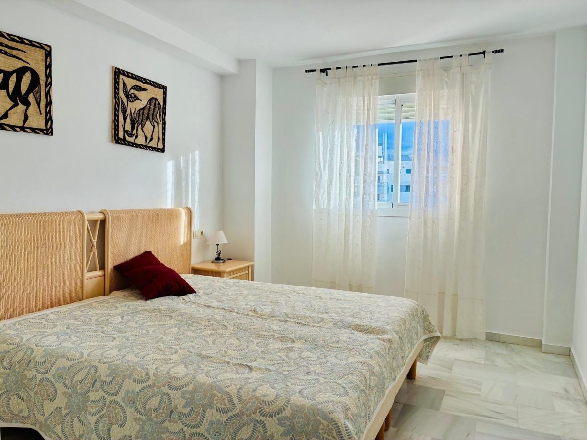 Elegante piso de 3 dormitorios con terraza y piscina en Las Lagunas de Mijas — Foto 9