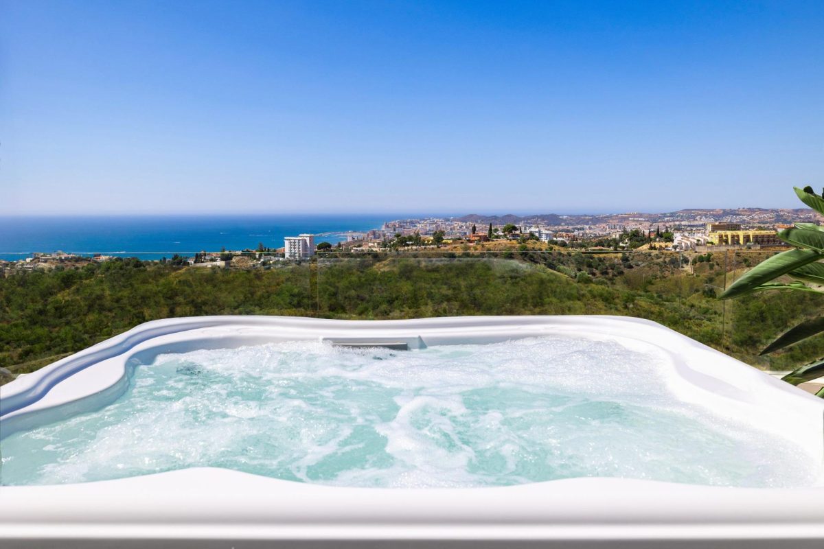 VILLA CON JARDIN CON VISTAS ABIERTAS AL MAR. 2 GARAJES Y TRASTERO — Foto 4