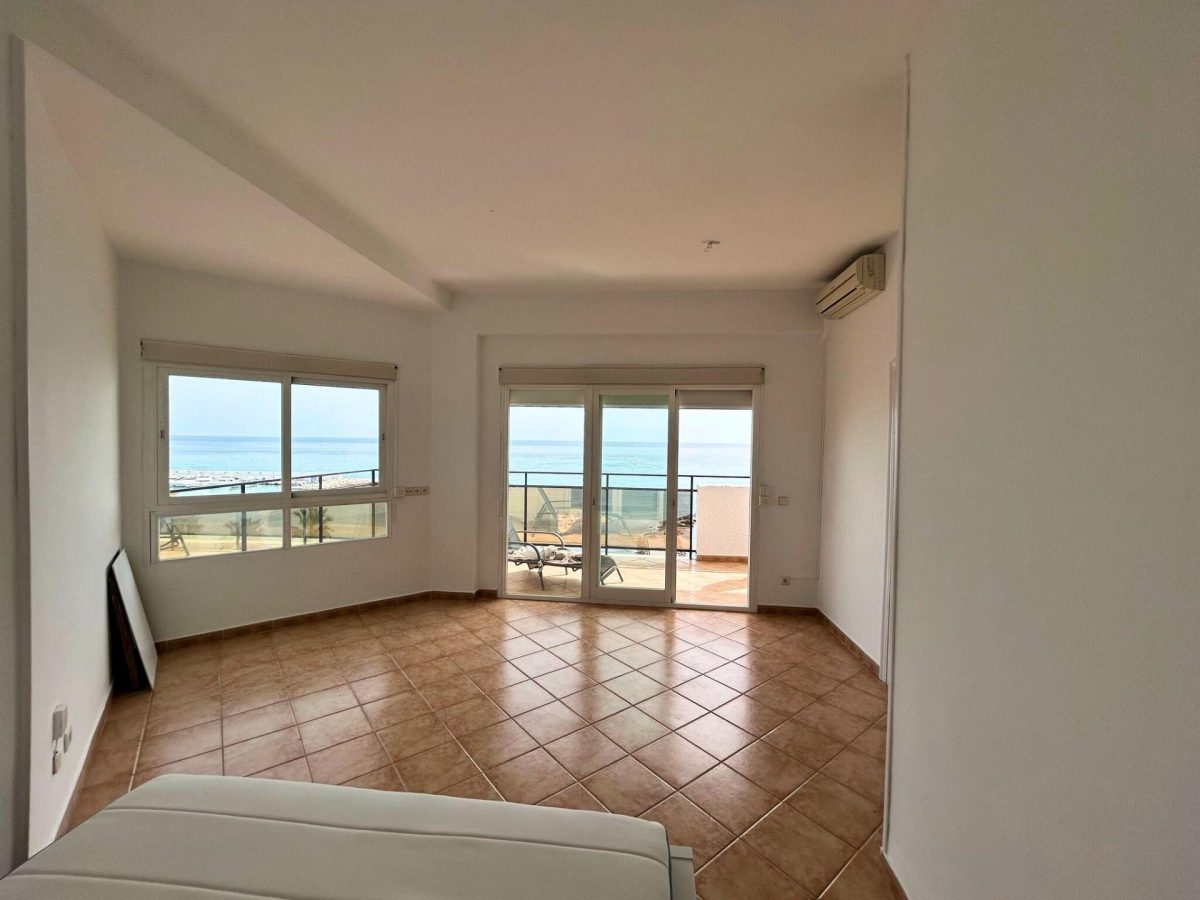 Estudio con vistas al mar en primera línea de playa – Marbella — Foto 5