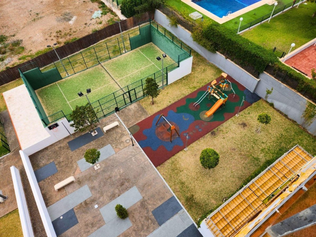 Luminoso Dúplex en Teatinos con Gran Terraza, Piscina y Dos Plazas de Garaje — Foto 27