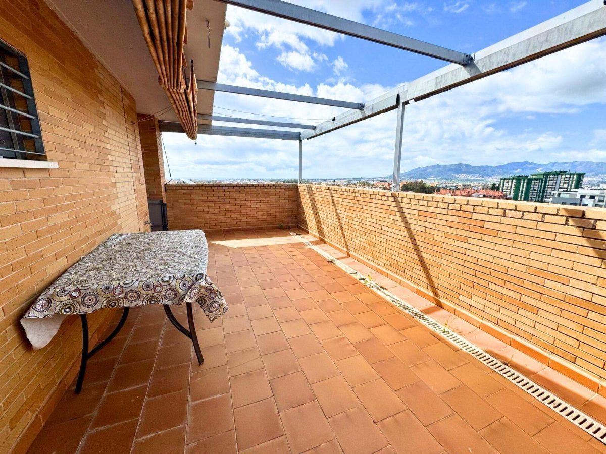 Luminoso Dúplex en Teatinos con Gran Terraza, Piscina y Dos Plazas de Garaje — Foto 25