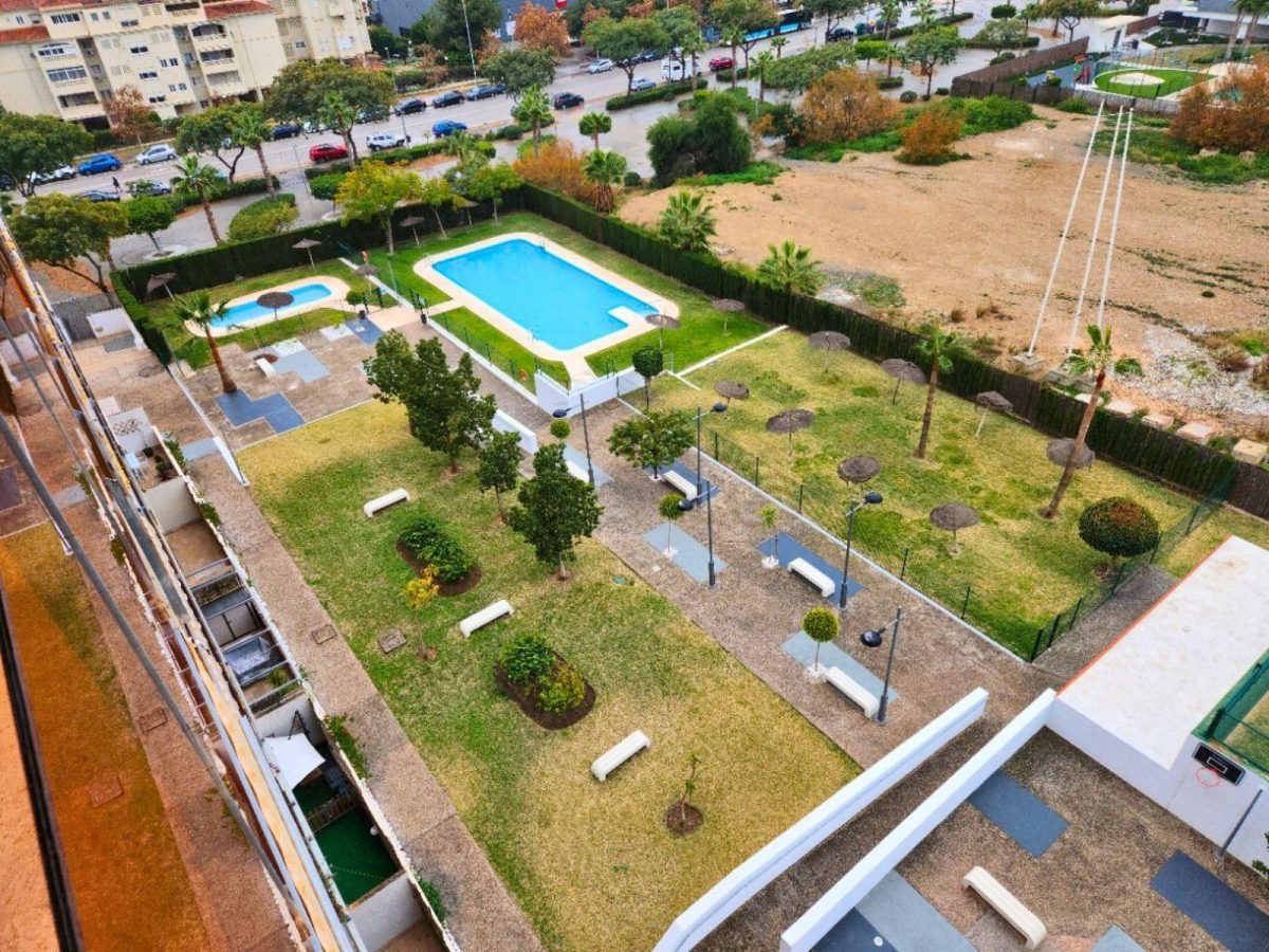 Luminoso Dúplex en Teatinos con Gran Terraza, Piscina y Dos Plazas de Garaje — Foto 2