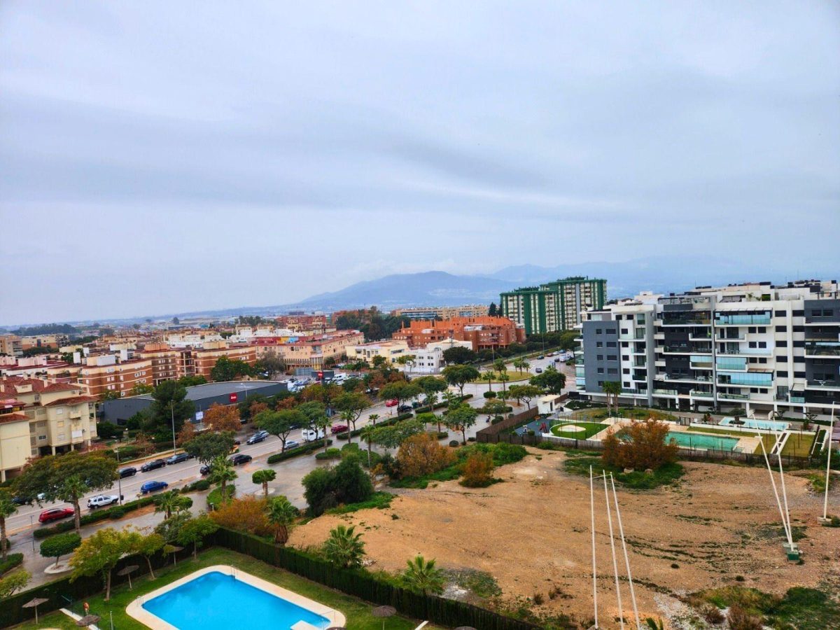Luminoso Dúplex en Teatinos con Gran Terraza, Piscina y Dos Plazas de Garaje — Foto 1