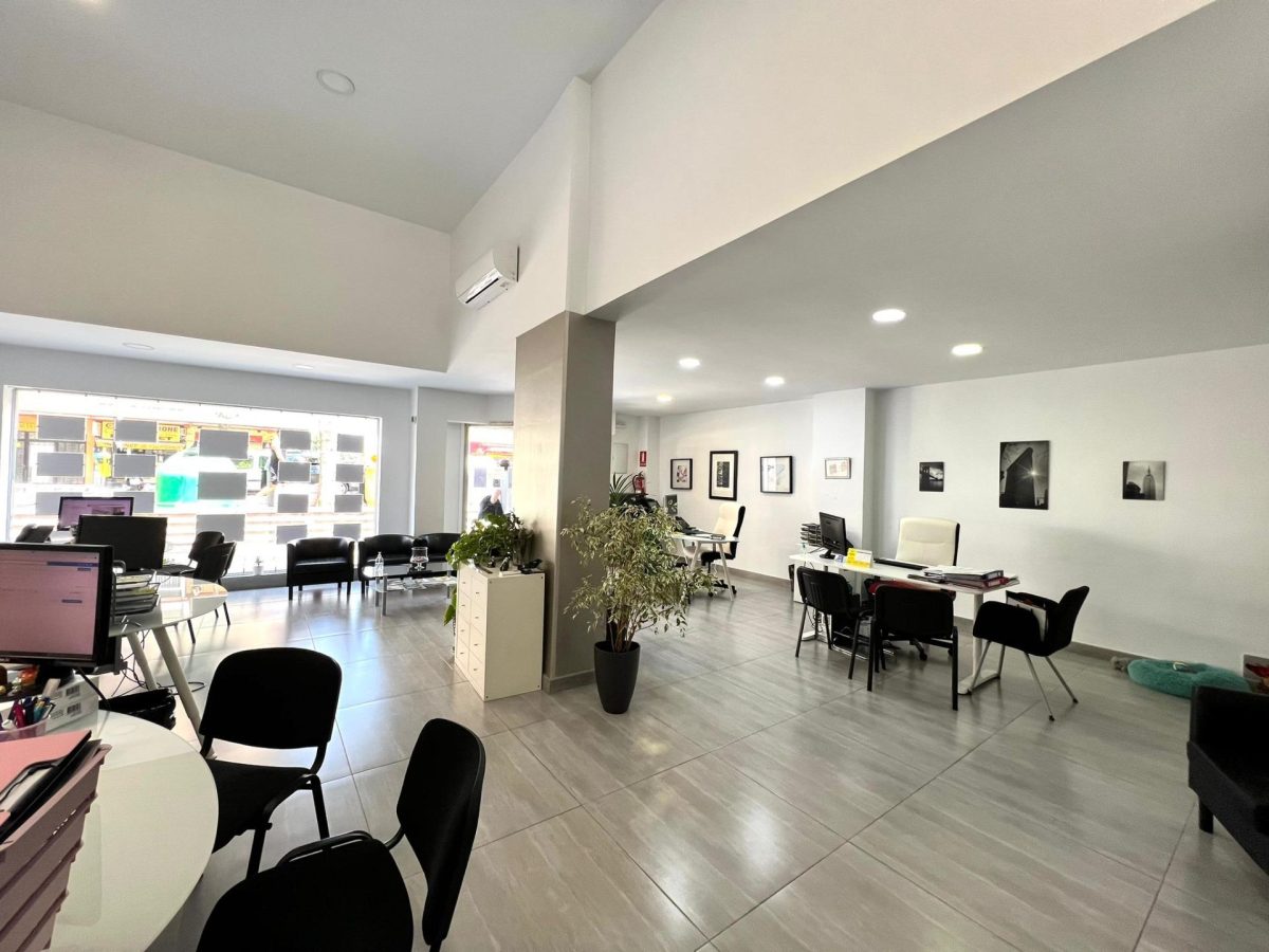 Local céntrico, reformado y con amplio escaparate, para entrar sin reformas — Foto 6