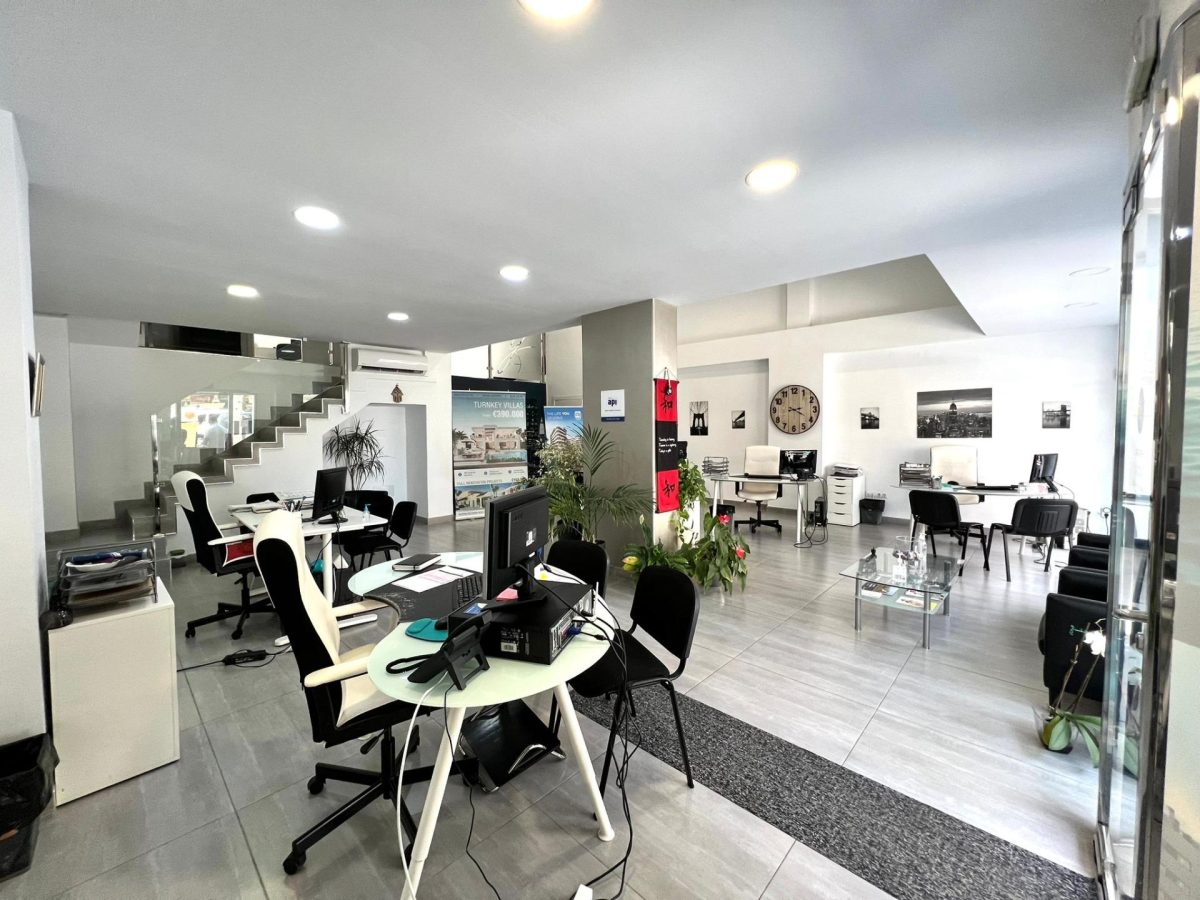 Local céntrico, reformado y con amplio escaparate, para entrar sin reformas — Foto 7