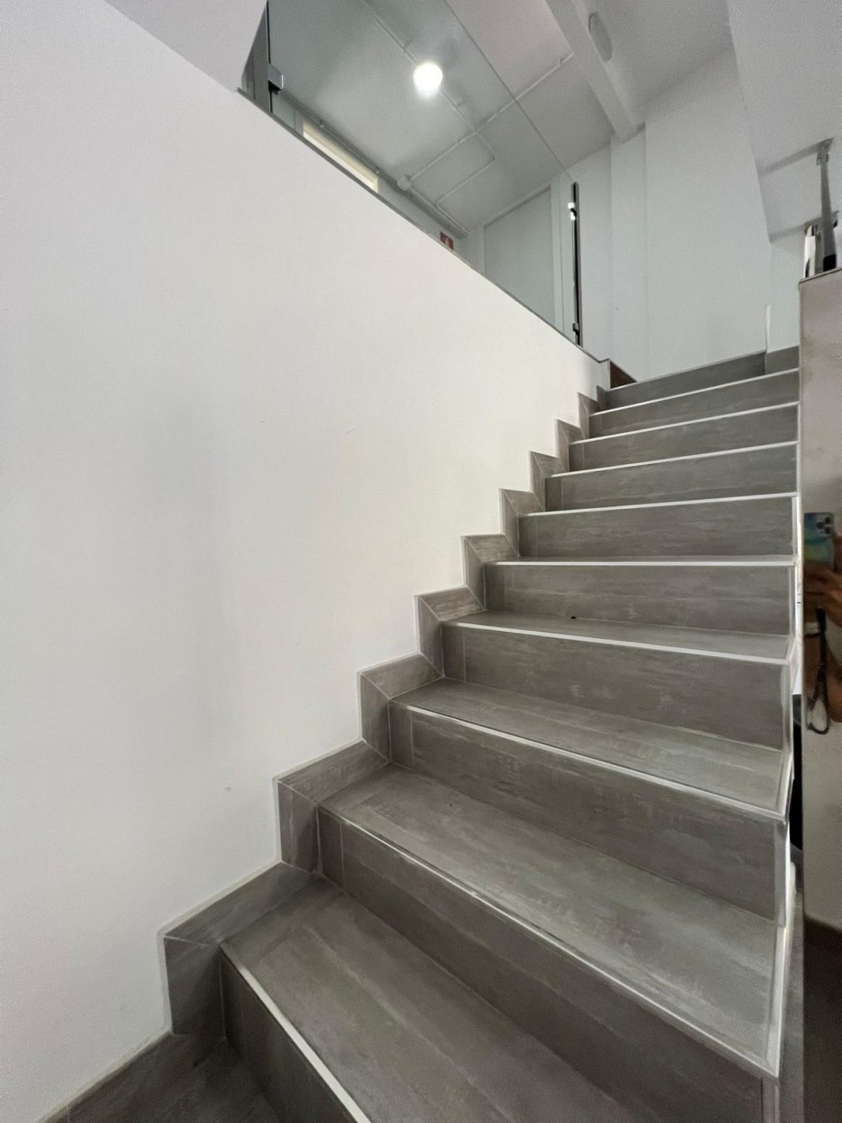 Local céntrico, reformado y con amplio escaparate, para entrar sin reformas — Foto 17