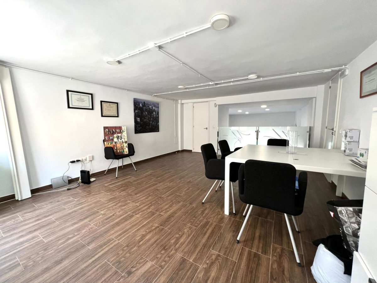 Local céntrico, reformado y con amplio escaparate, para entrar sin reformas — Foto 12