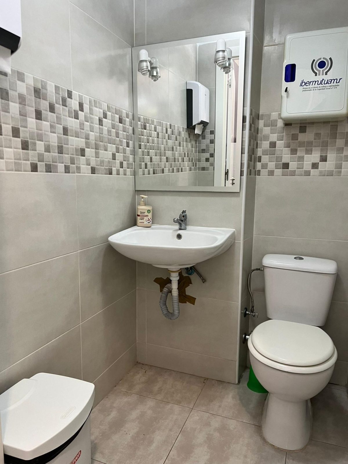 Local céntrico, reformado y con amplio escaparate, para entrar sin reformas — Foto 4