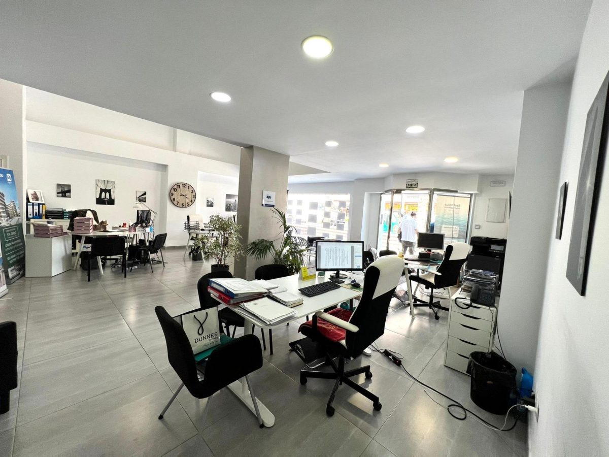 Local céntrico, reformado y con amplio escaparate, para entrar sin reformas — Foto 1