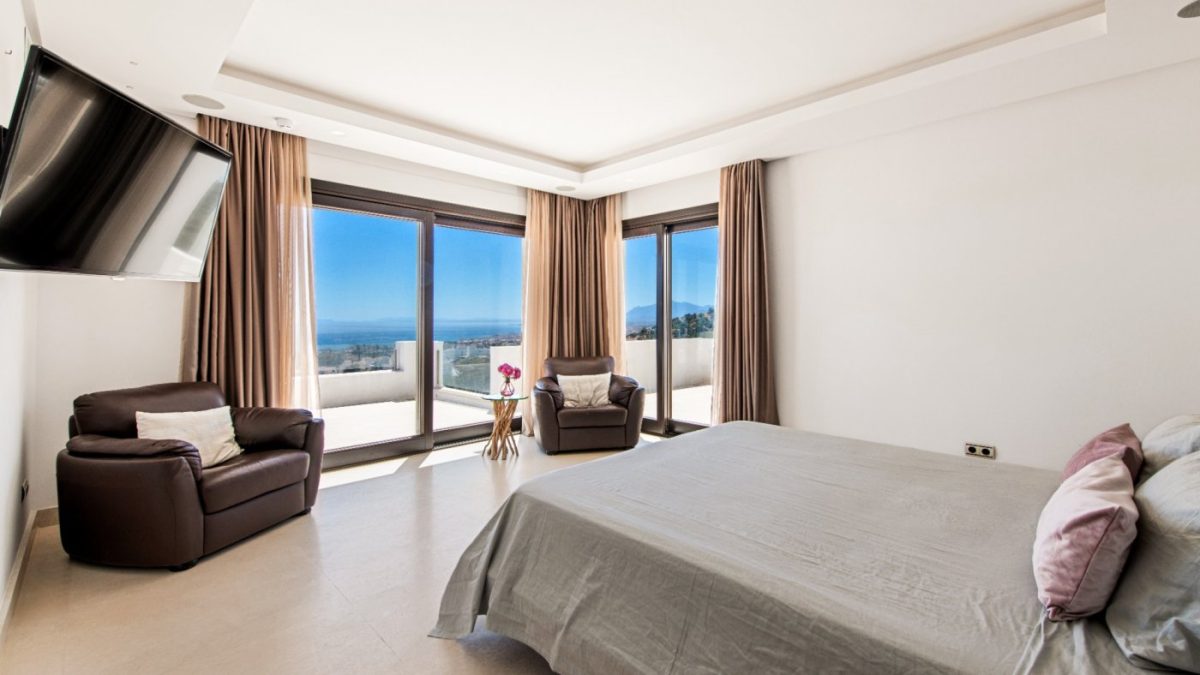 Marbella- Moderna Villa con vistas panorámicas al Mar, Gibraltar y Norte de Africa — Foto 14