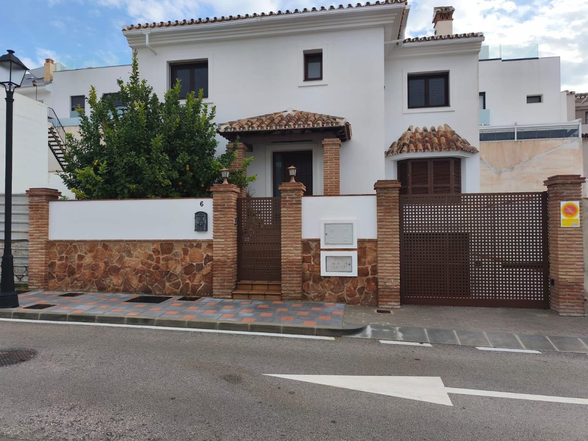 Descubre esta vivienda independiente en Los Pacos, Fuengirola — Foto 1